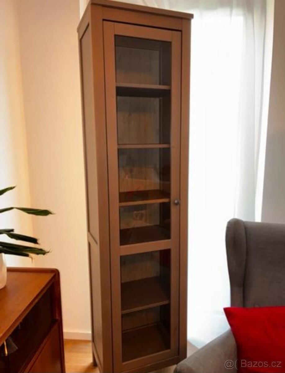Vitrína Ikea Hemnes v šedohnědém provedení - 2