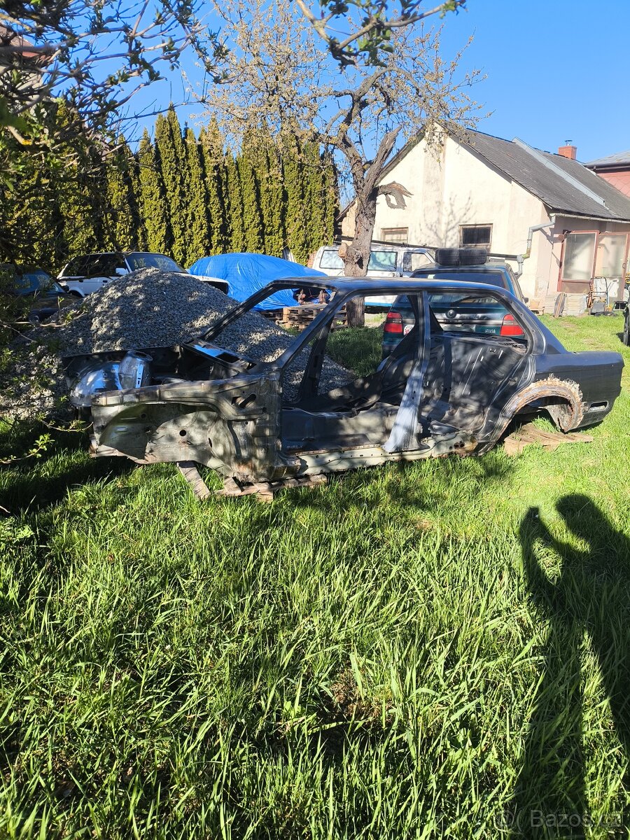 Karoserie sedan bmw e30 - 2