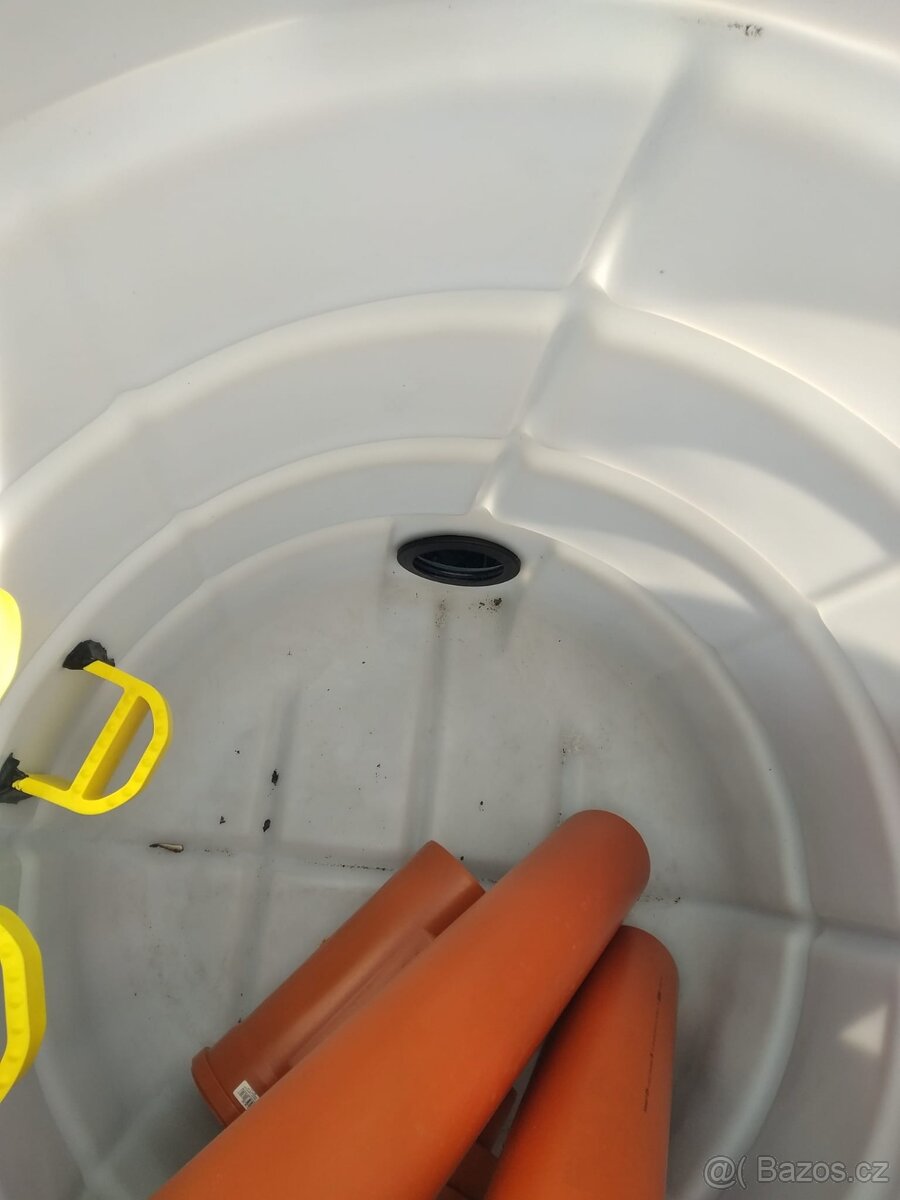 Revizni šachta kanalizace - 2