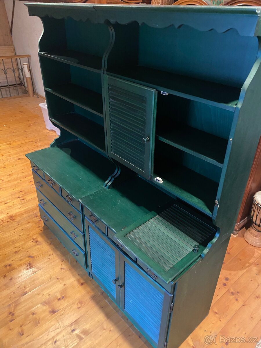 Zelený dřevěný kredenc s velkým úložným prostorem - 2