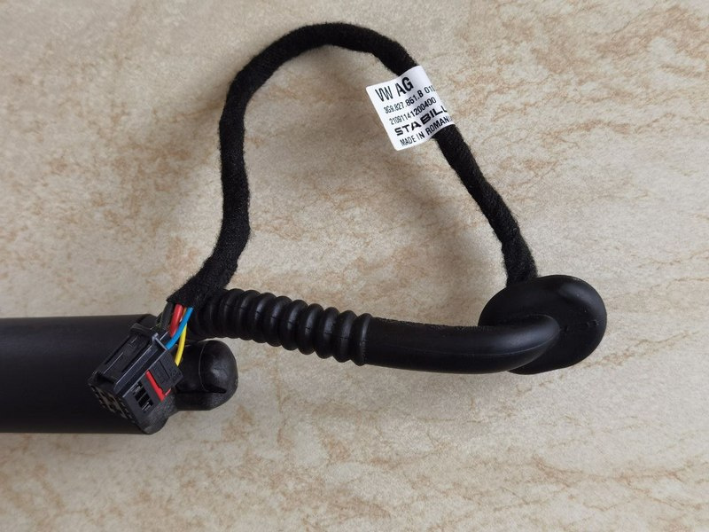 Náhradní díl - motor pátých dveří Volkswagen - 2