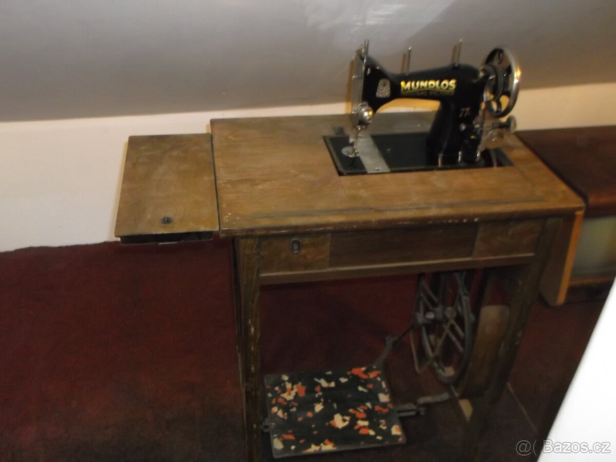 Starý šicí stroj. - 2