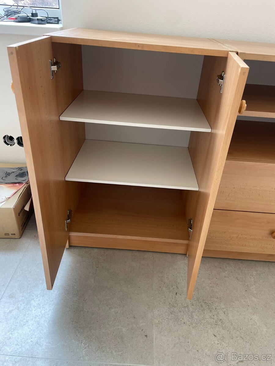 Obývací / jídelní stěna, vitrína - 2