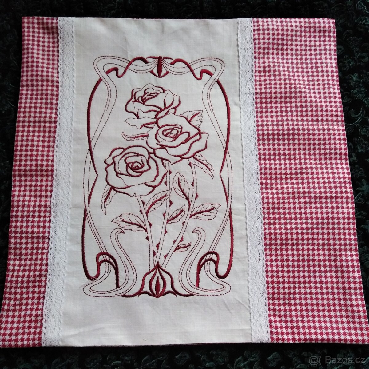 JEDINEČNÝ VYŠÍVANÝ POLŠTÁŘEK - RŮŽE - KRAJKA - 2