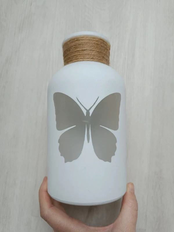 Bílá váza s motýlem - nová - 2