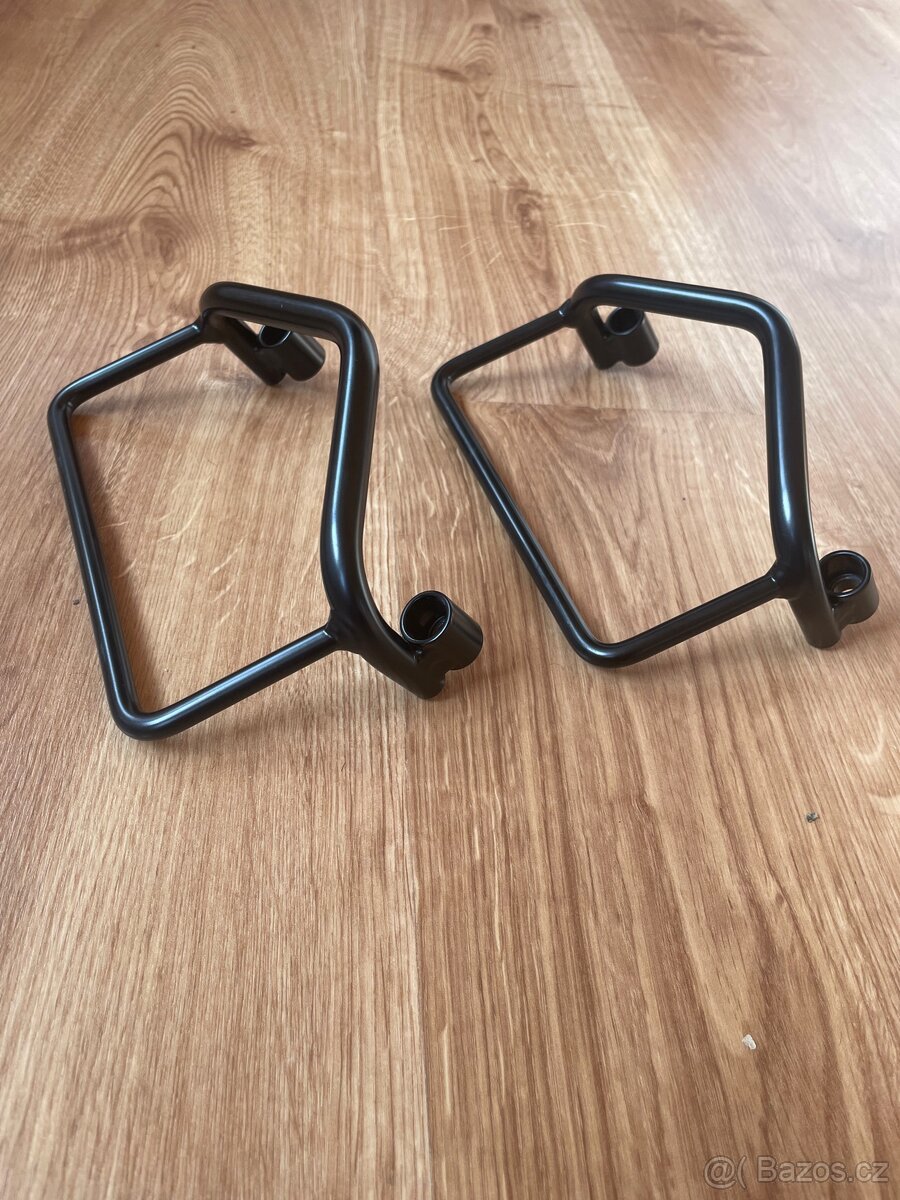BMW r18. Držáky brašen - 2