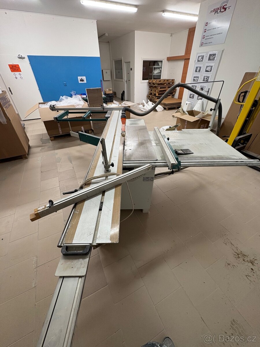 Formátovací pila s předřezem. - 2