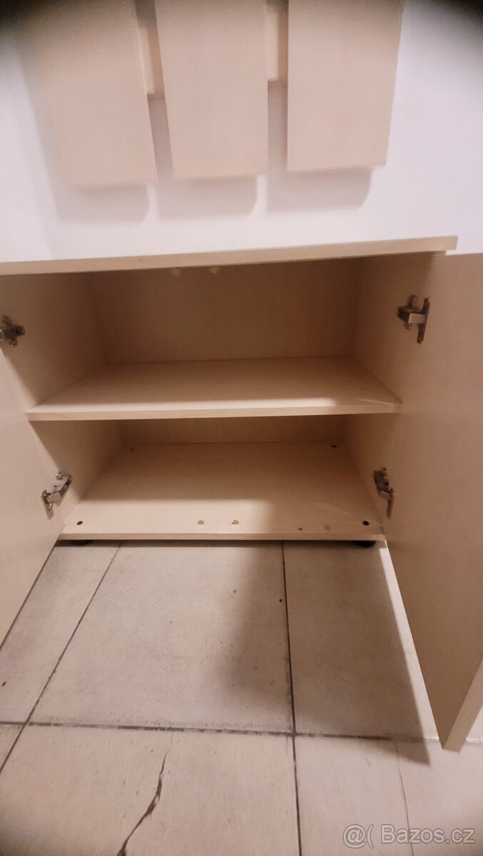 Věšák se skříňkou - 2