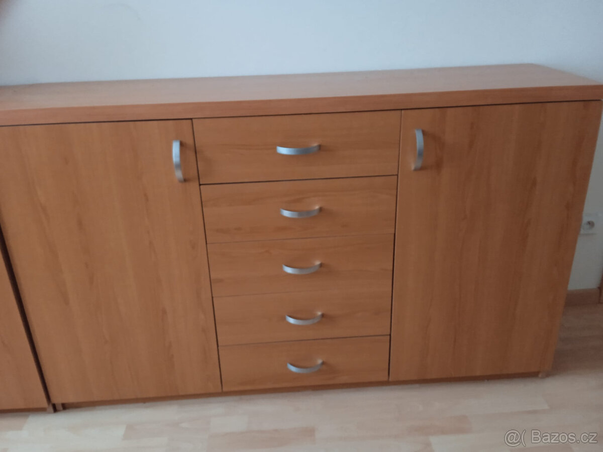 Skříně a stůl - 2