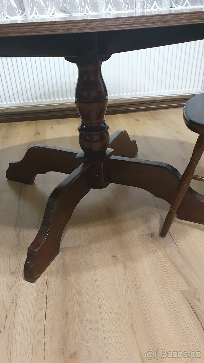 Prodám kulatý jídelní stůl - 2