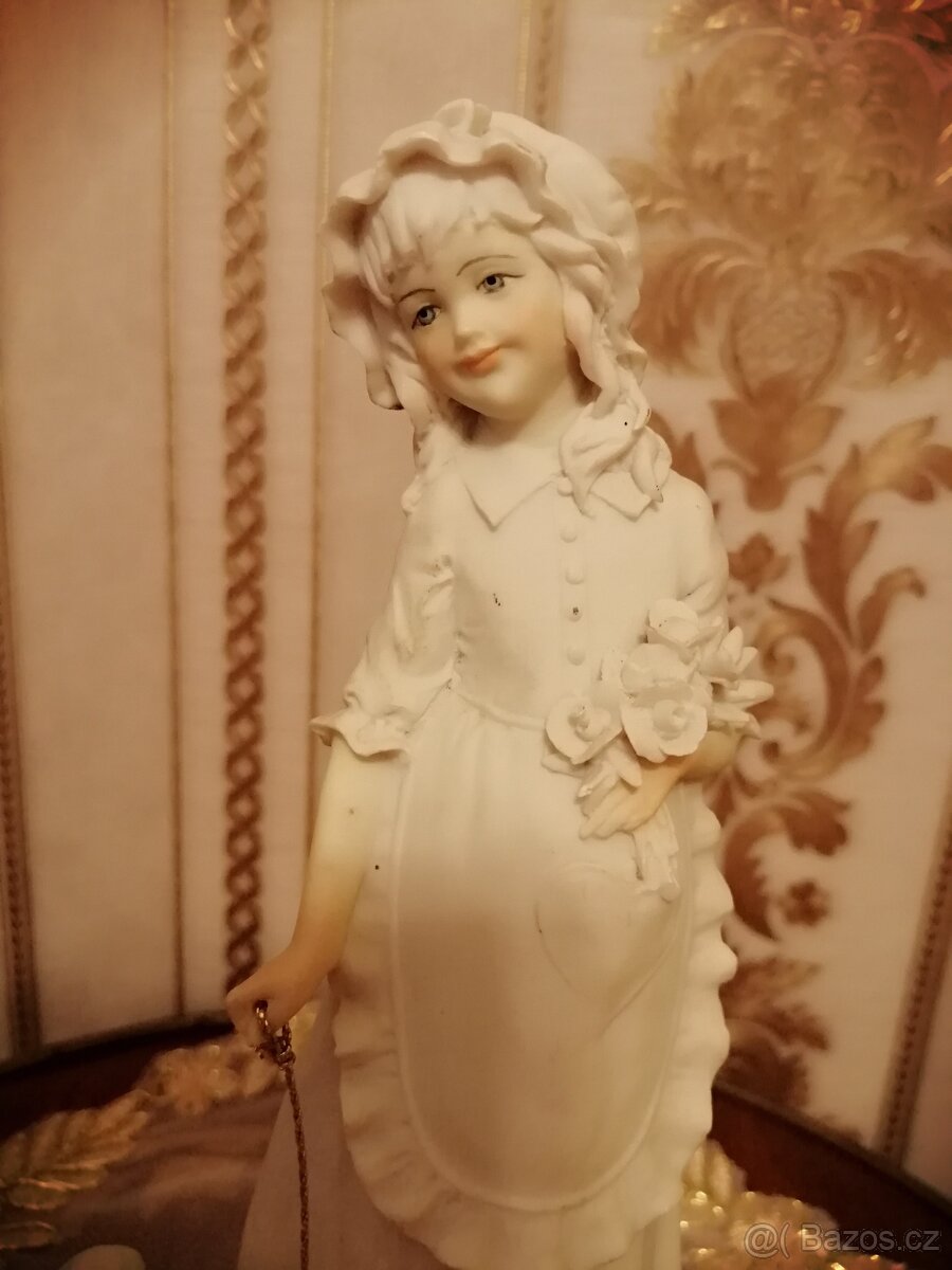 Starožitna soška,, Dívka s panenkou,,. Signováno 3x. - 2