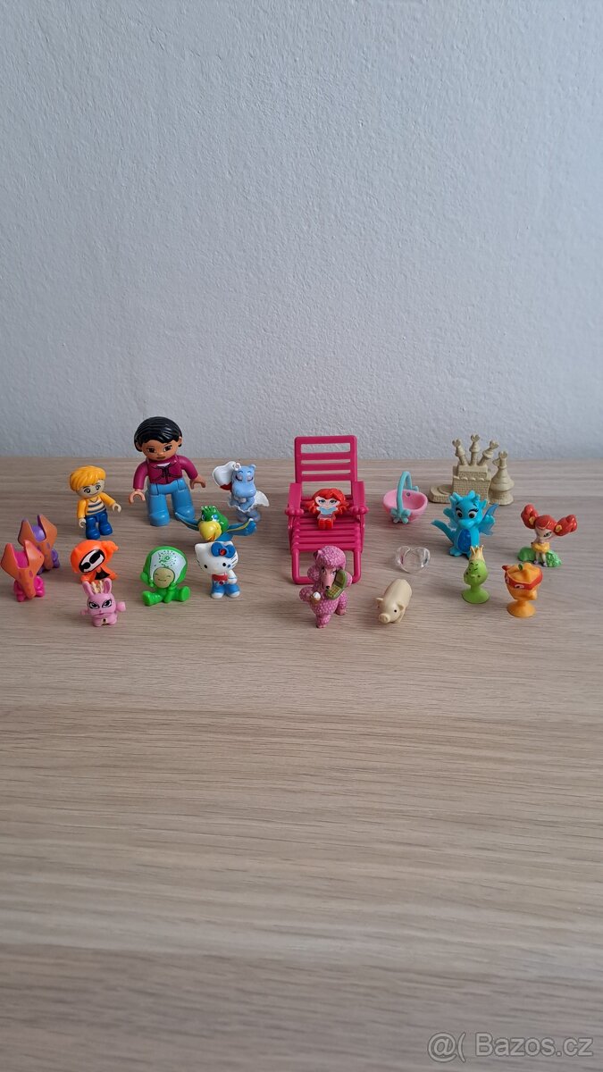 Mix různé figurky s lehátkem. - 2