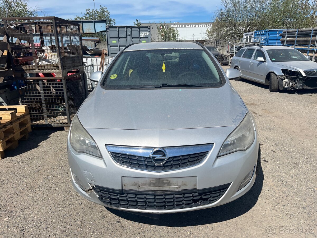 Opel Astra J - díly z vozu - 2