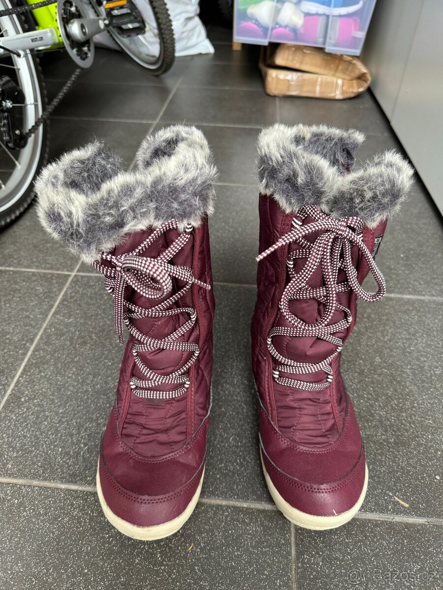 PRODÁNO,DÍVČÍ NEPROMOKAVÉ SNĚHULE QUECHUA,DECATHLON,VEL.37 - 2