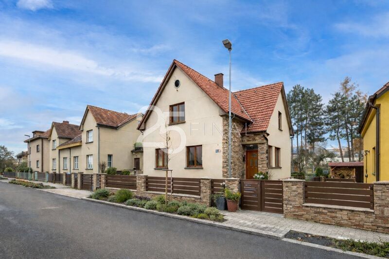 Multifunkční rodinný dům k prodeji se zahradou, k bydlení i - 2