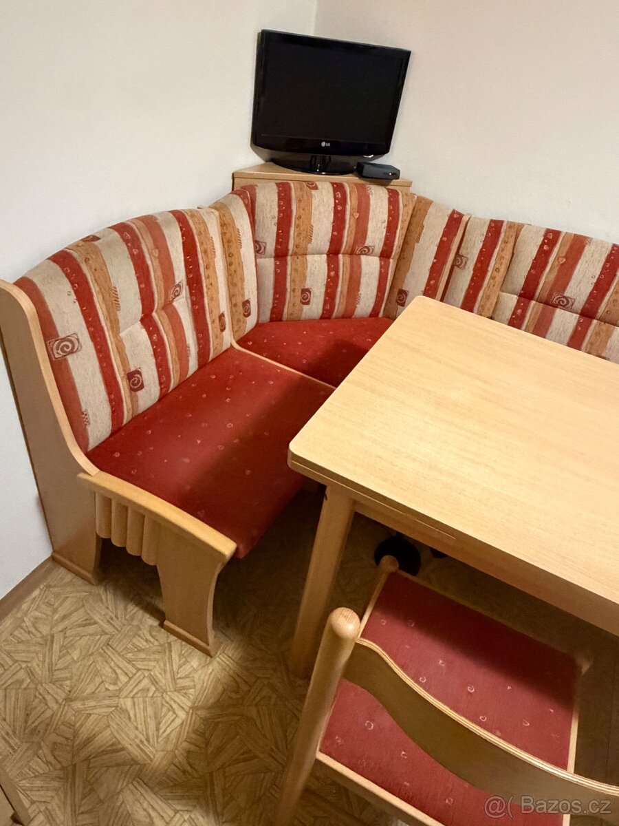 Rohová lavice, 2 židle, stůl - 2