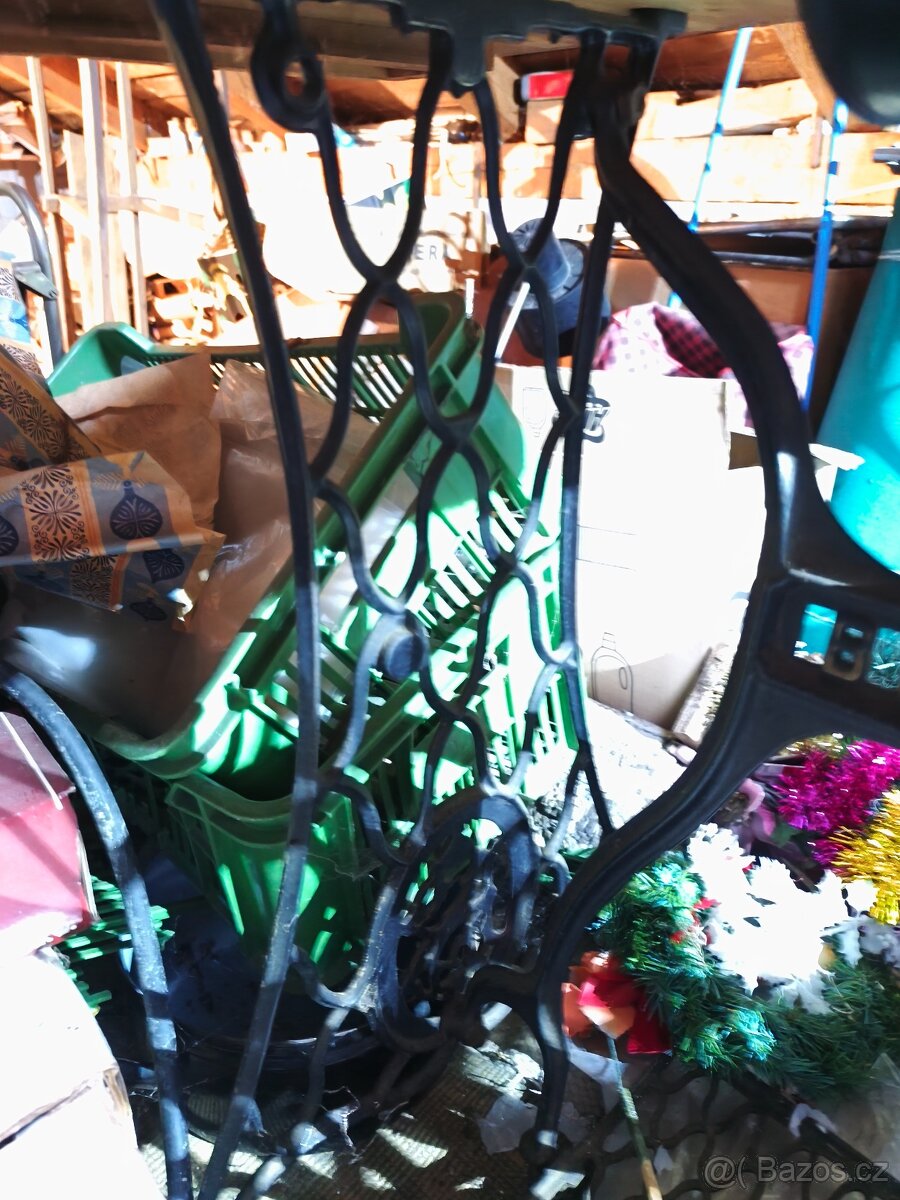 Šicí stroj, stůl, stolek Bobbin - 2