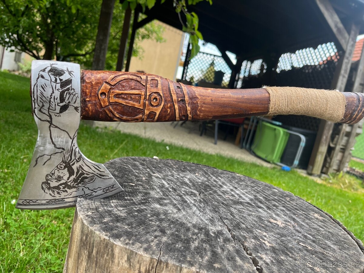 Sekera s motivem Thor. - 2