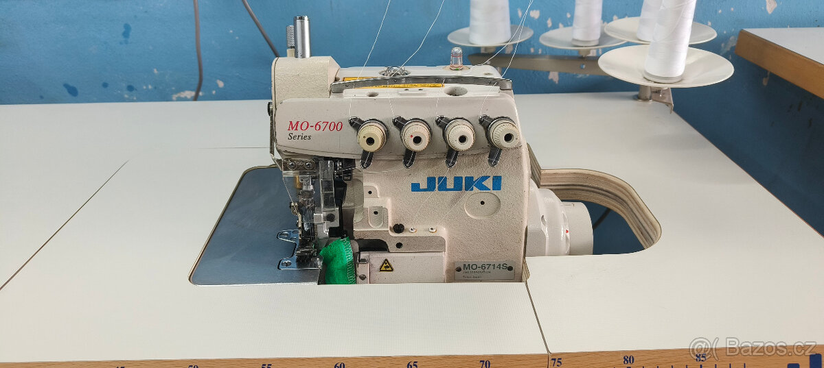 Průmyslový 4 nitný overlock Juki MO-6714S - 2