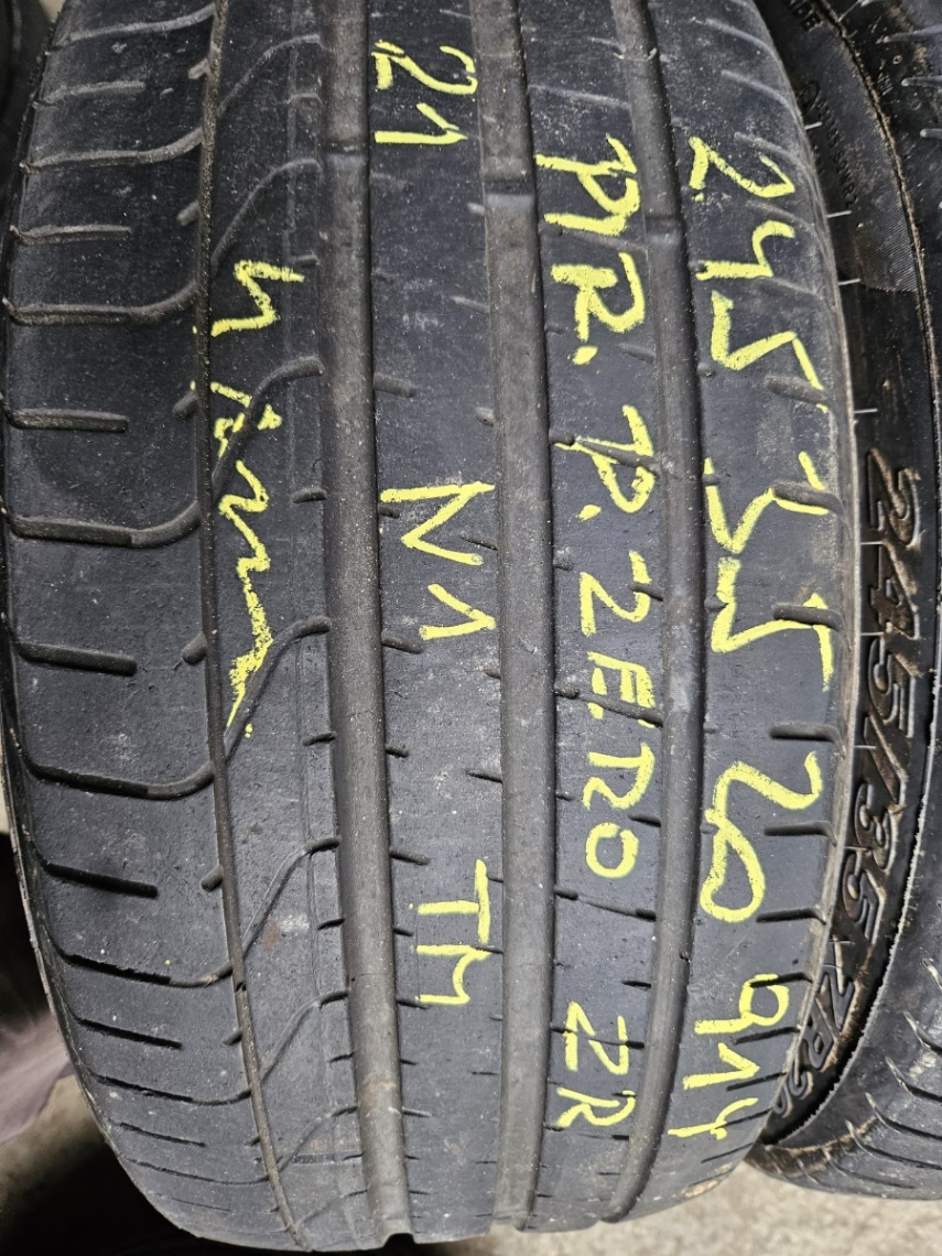 245/35R20 - 2