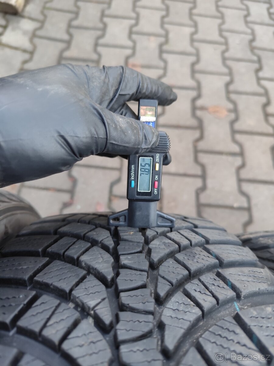 Zimní pneu 235/45/18 - 2