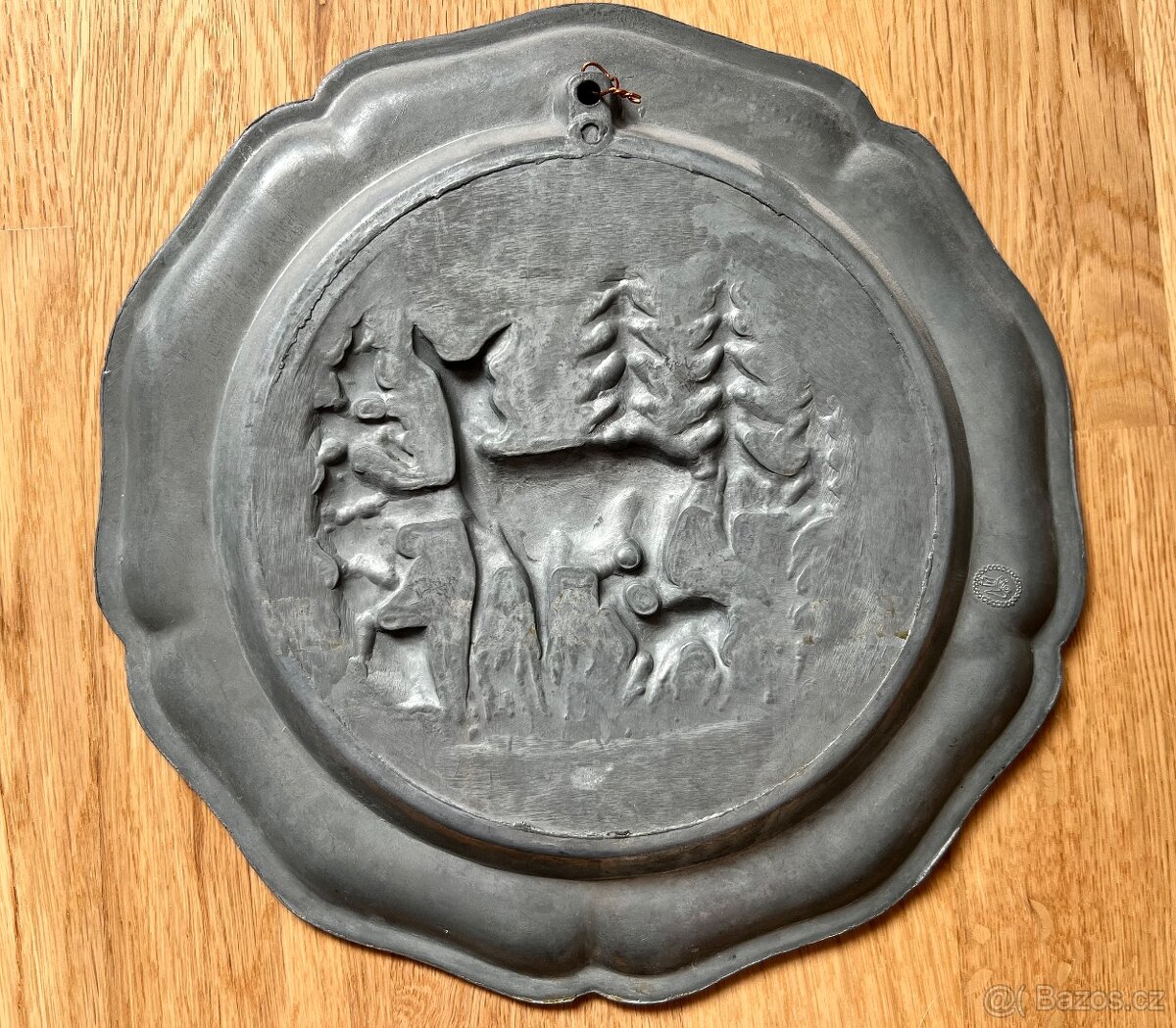 Cínový závěsný talíř srna - 2