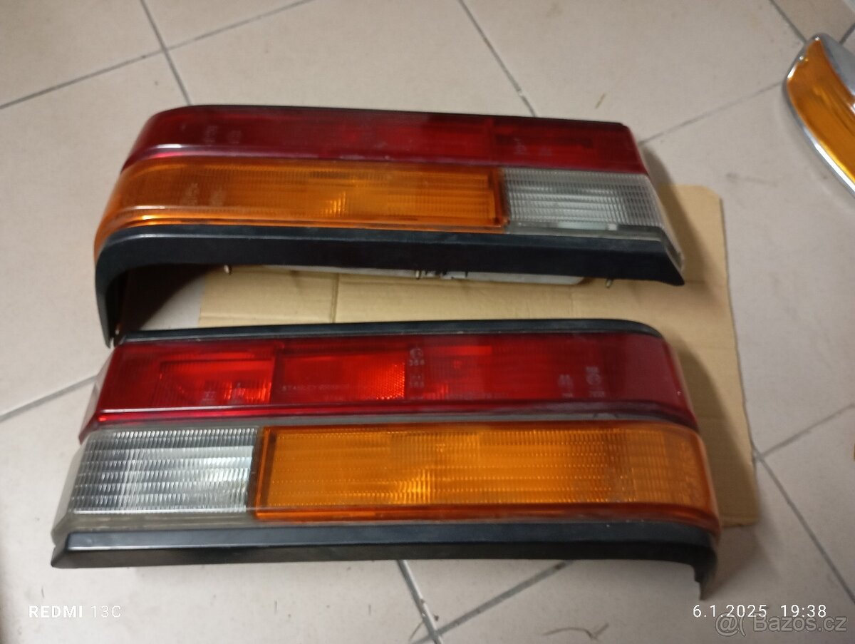 Zadní světla a blikače na staré vozidla Mazda 323 - 2