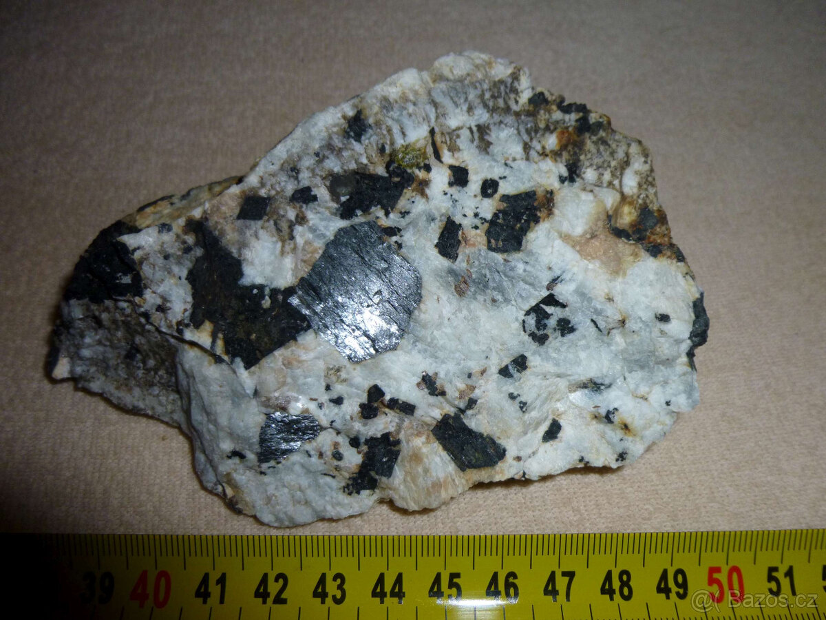 Kámen, minerál, nerost - hastingsit - 2