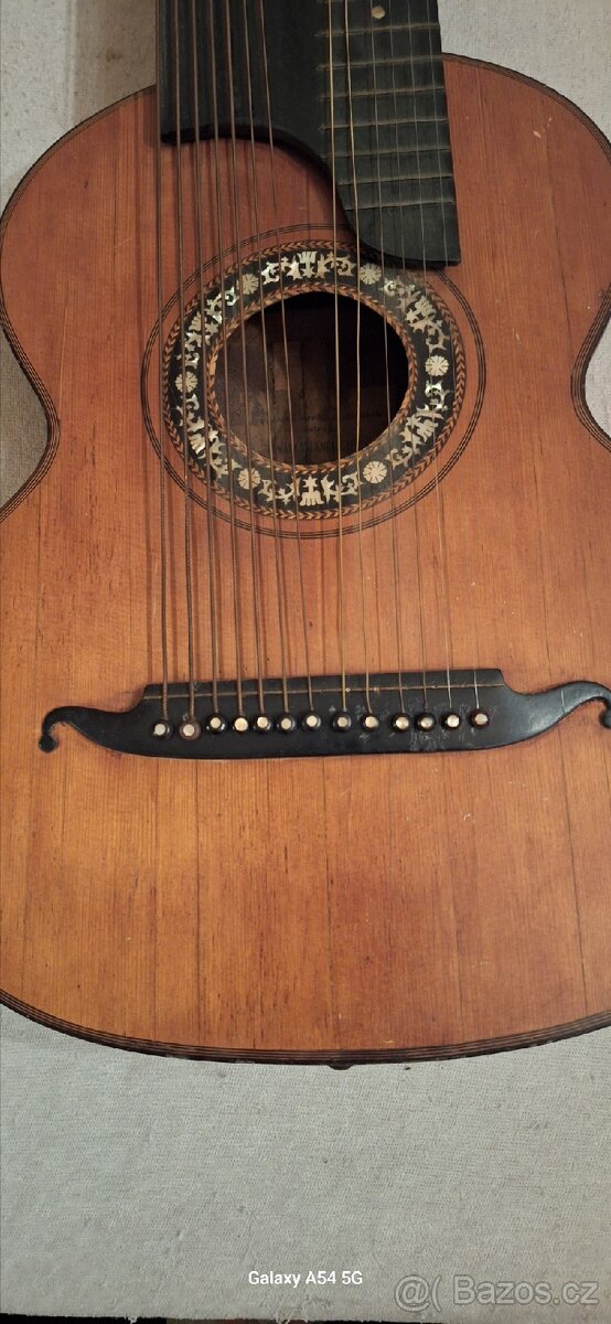 Stará dvoukrká kytara. - 2