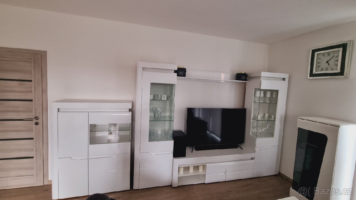 TV STOLEK BÍLÝ LESK - 2