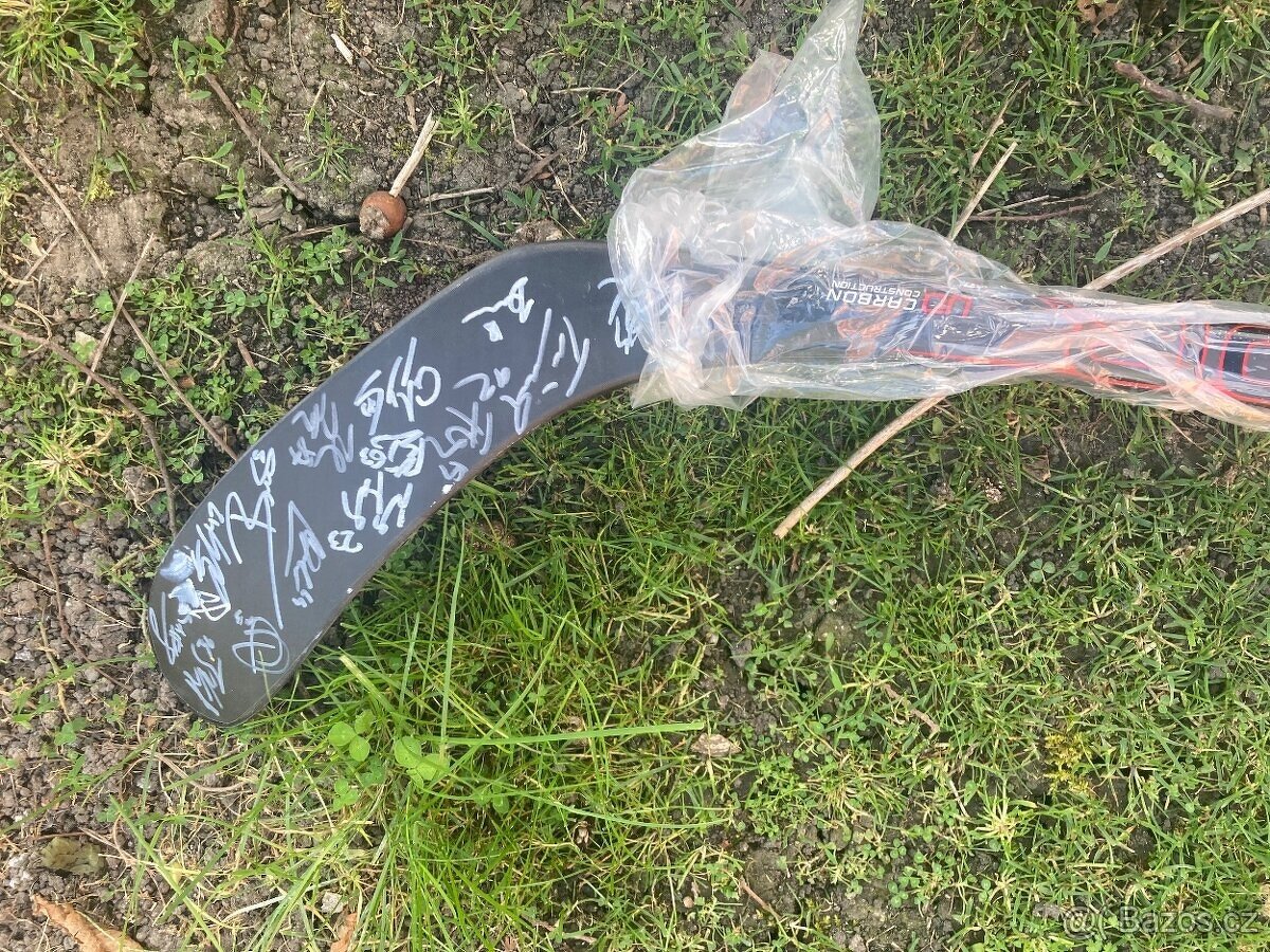 Prodám hokejku BAUER 1061715 s podpisy hráčů české repre - 2