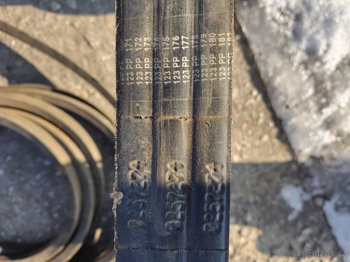 Prodám klínový řemen na kombajn JOHN DEERE - 2