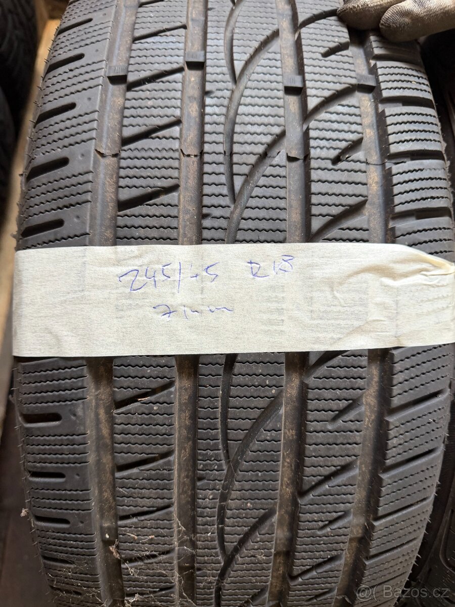 245/45 R18 zimni Royal black - 2