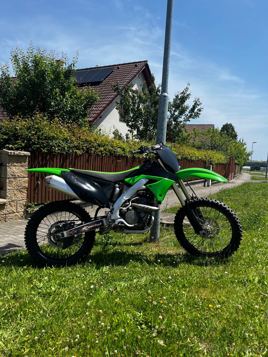 Kawasaki KXF 250 rok 2011 jedna vada a to spojkový koš