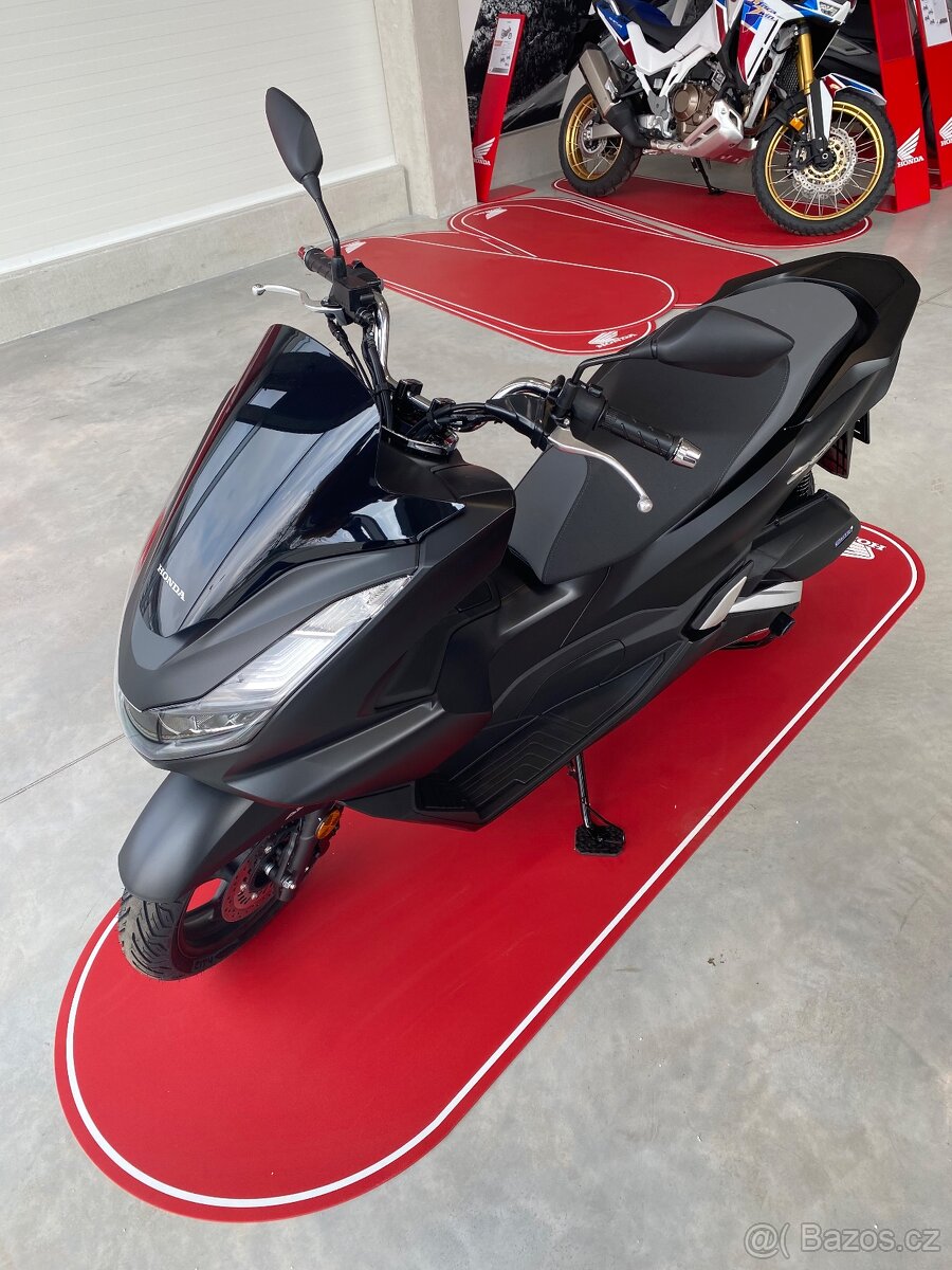 Prodám Honda 125 PCX 125 z roku 2021 s nájezdem 4500 km - 2