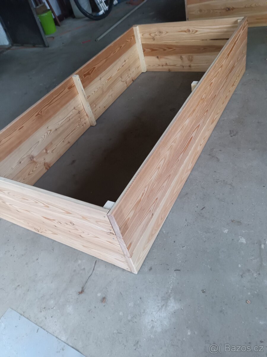 Vyvýšený modřínový záhon - 2