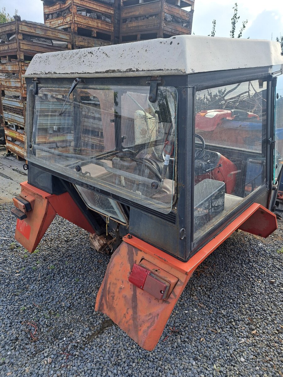 Kabina Zetor uřI 5211-7745. - 2