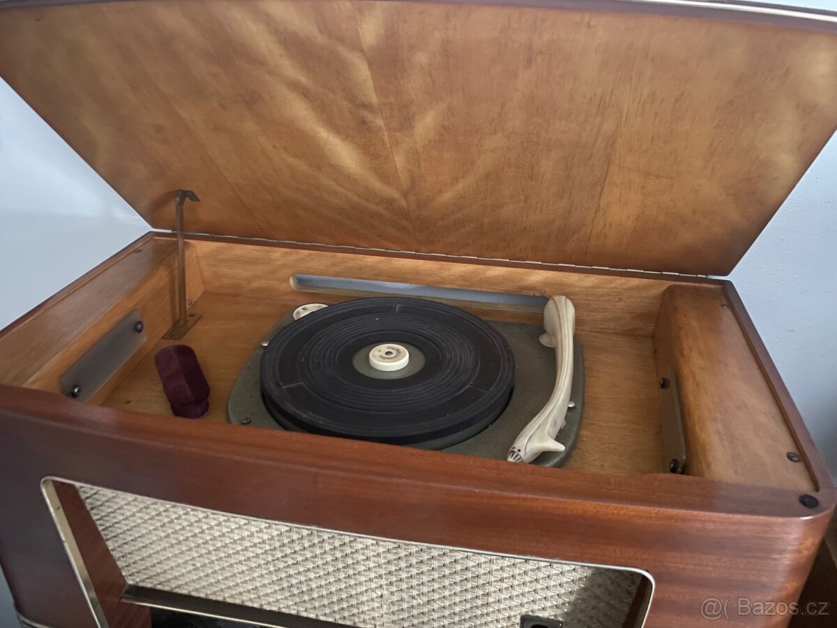 Staré rádio přehrávačem viníkových desek - 2