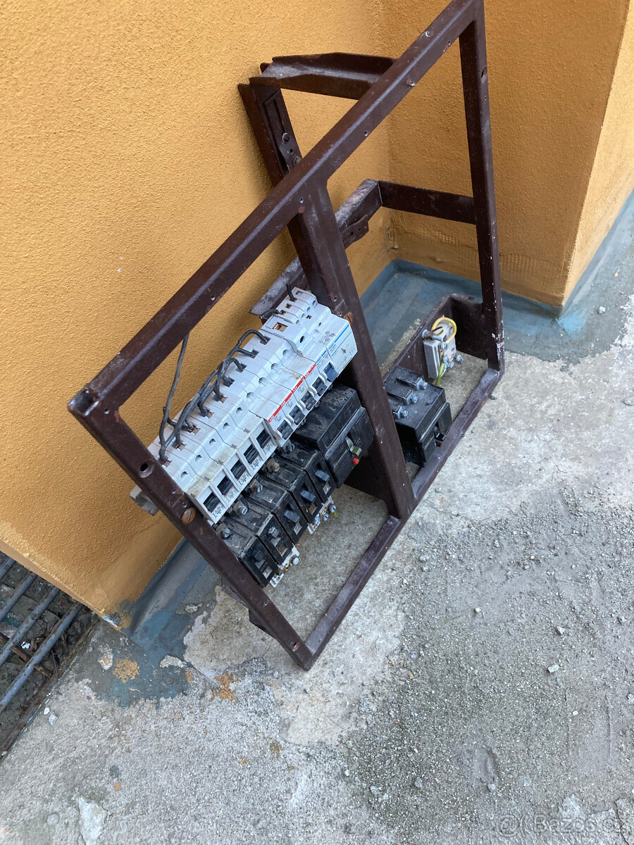 Elektrický rozvaděč, jističe, elektroinstalace za 500 kč - 2