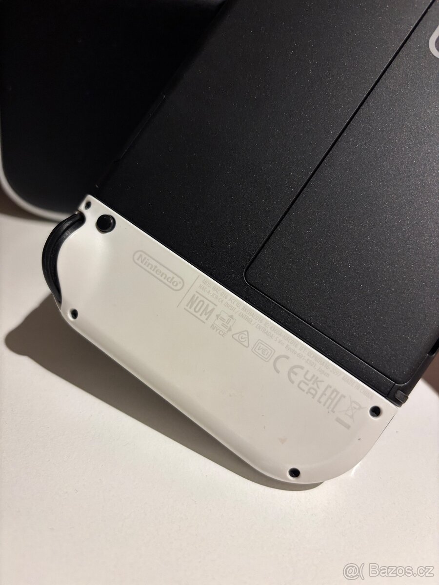 Konzole Nintendo SWITCH OLED (white set) + hra + pouzdro - 2