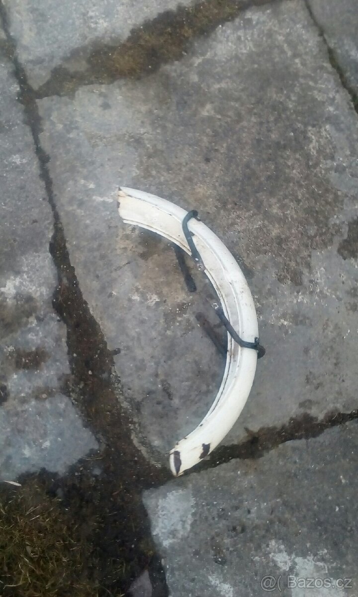 Prední blatník na Mustanga. - 2