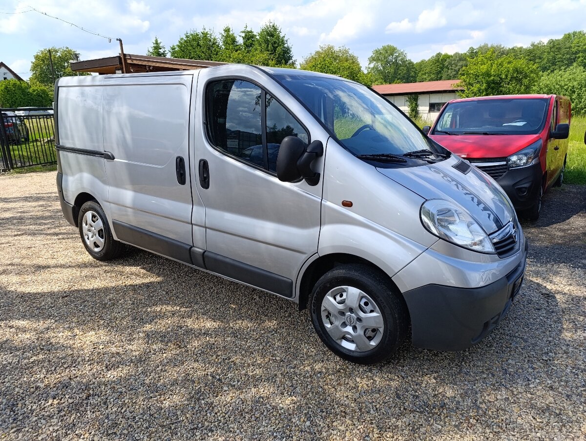 Opel Vivaro 2.0 DCi tažné 3místa - 2