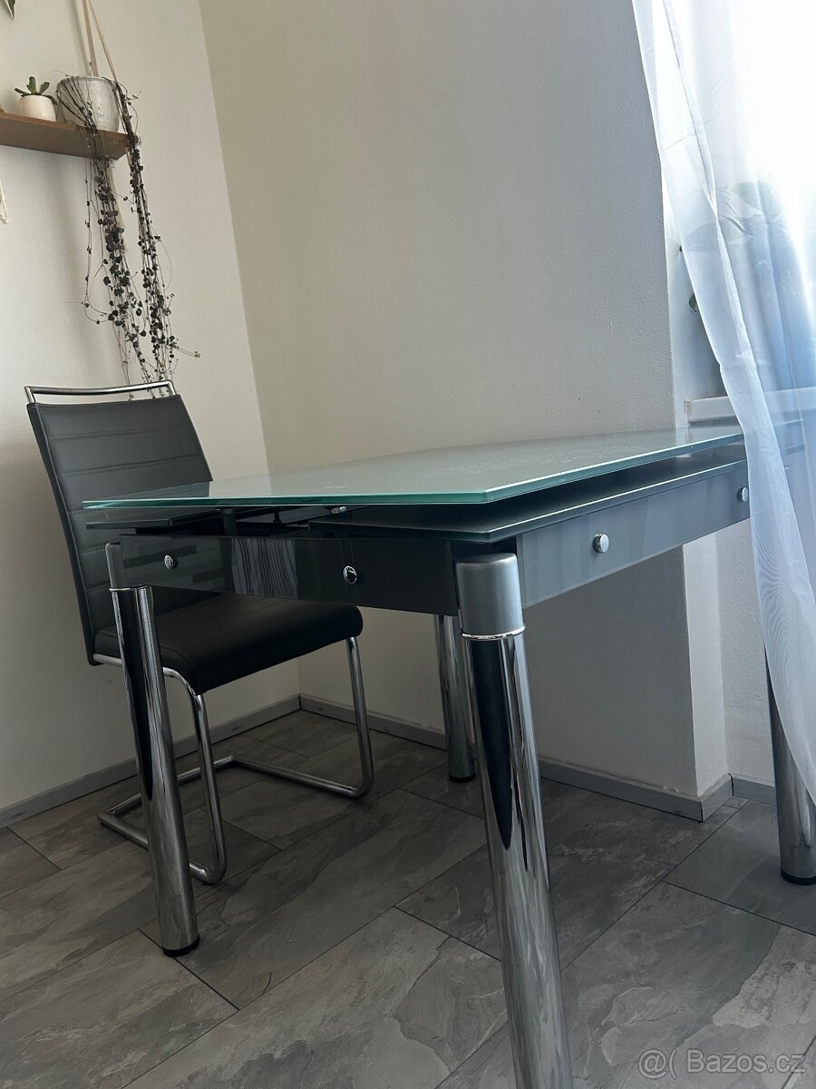 Rozkládací jídelní stůl - 2