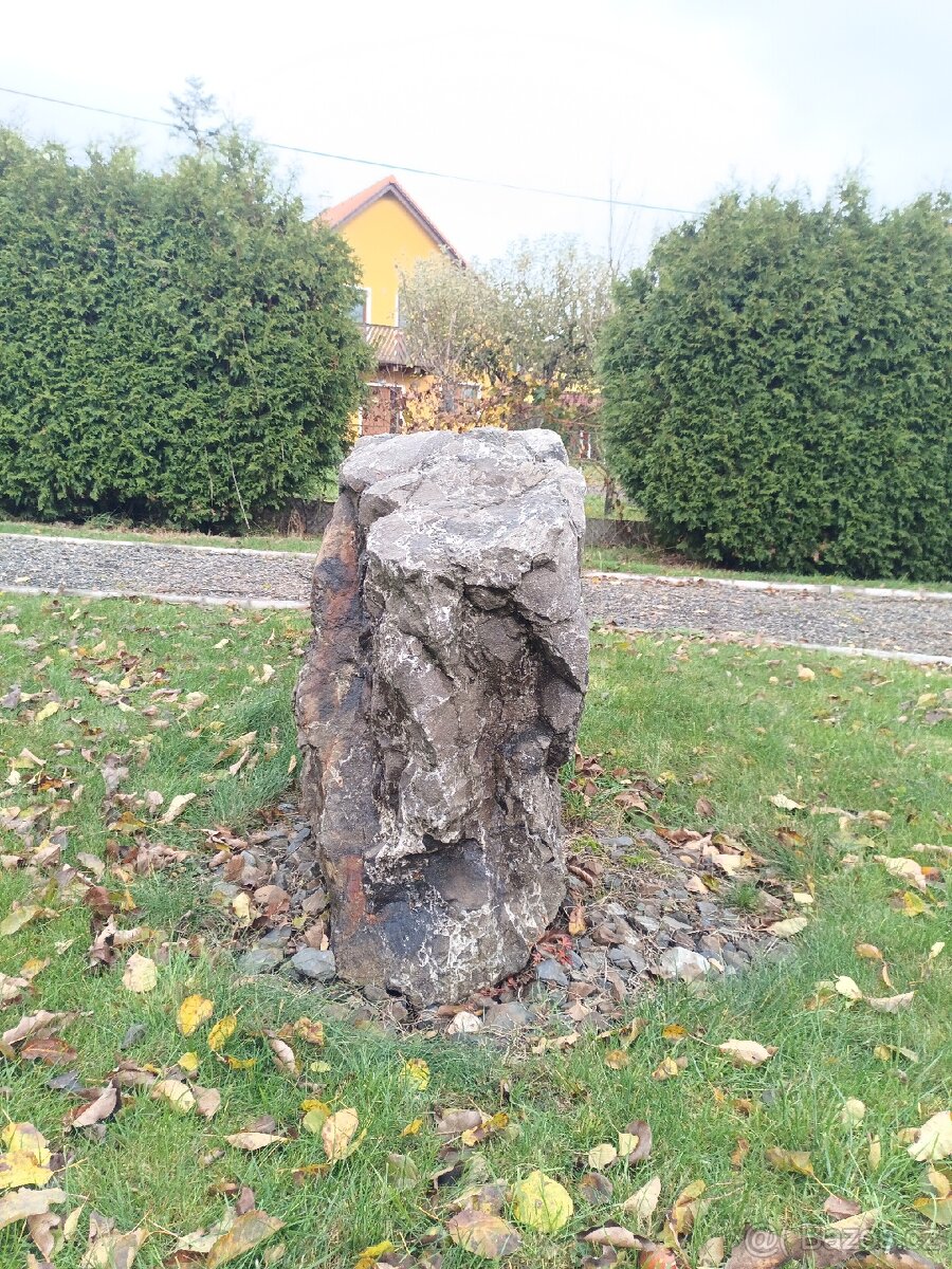 Solitérní kamen na zahradu. - 2