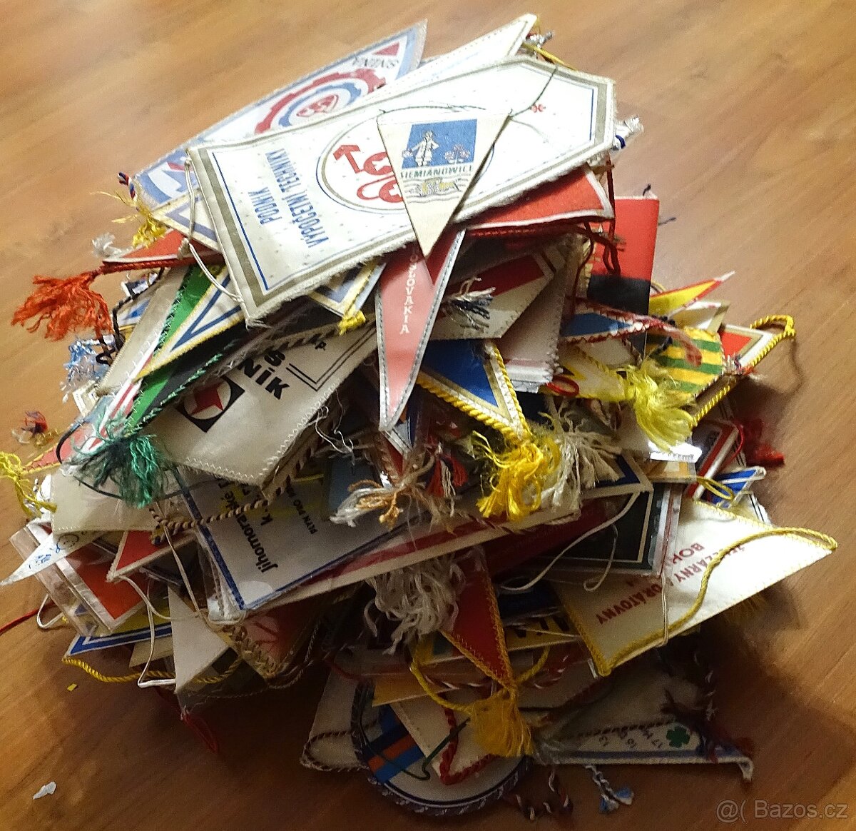 Velký konvolut přes 350 ks vlaječek – sportovní, klubové, po - 2