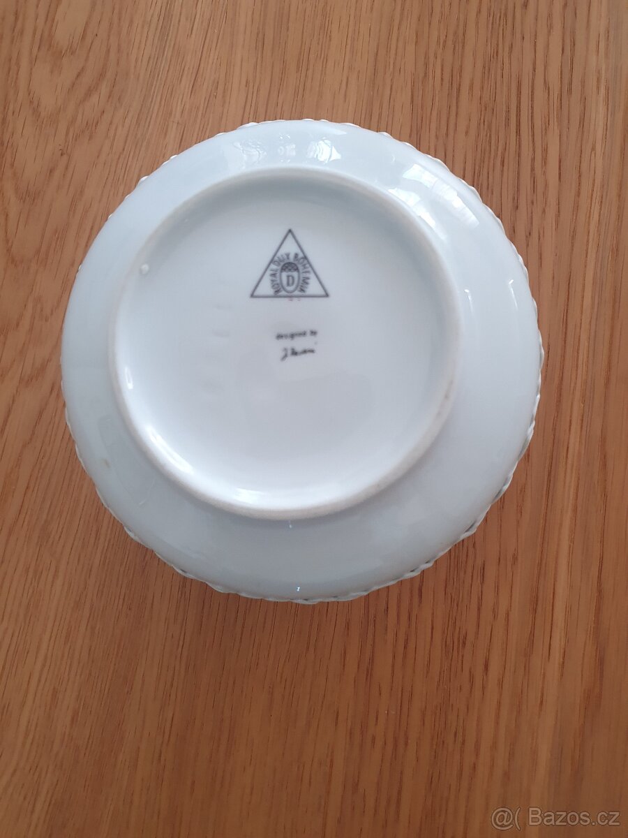 porcelánová vázička známé autorky J. Radové - 2