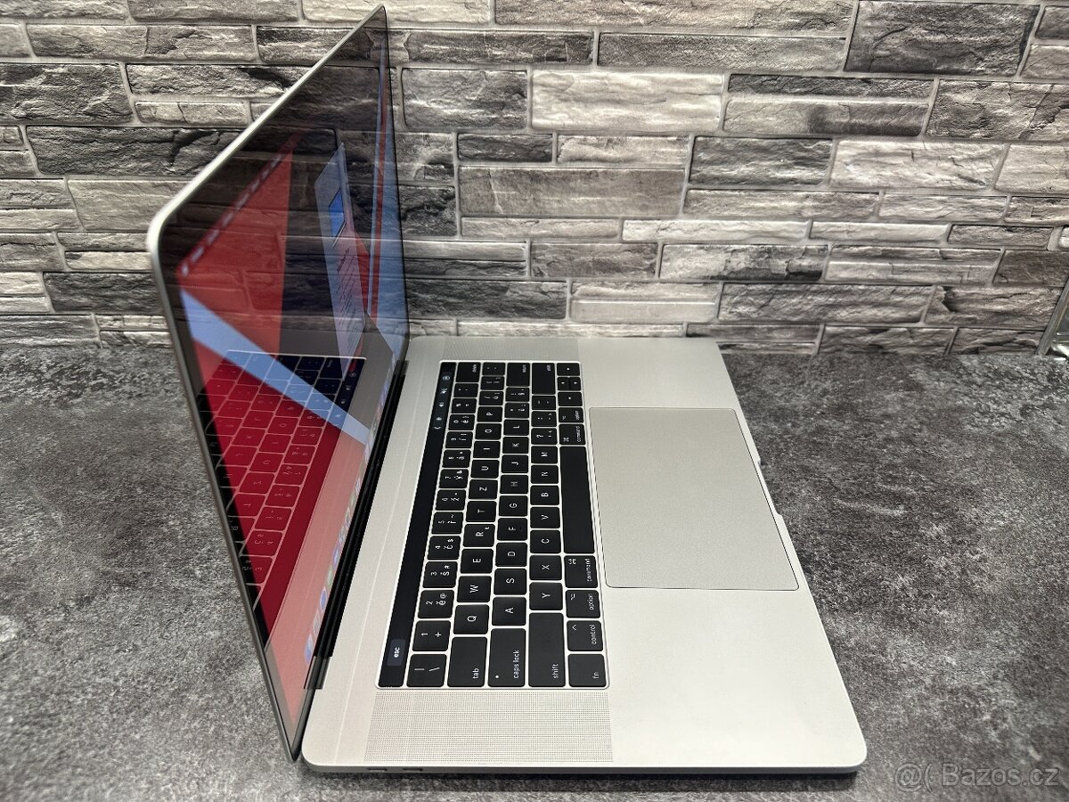 CTO MacBook Pro 15" 2017 i7 / 16GB / 500GB / Pro 555 - 2