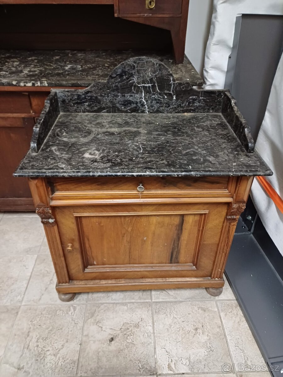 Starožitný nábytek - 2