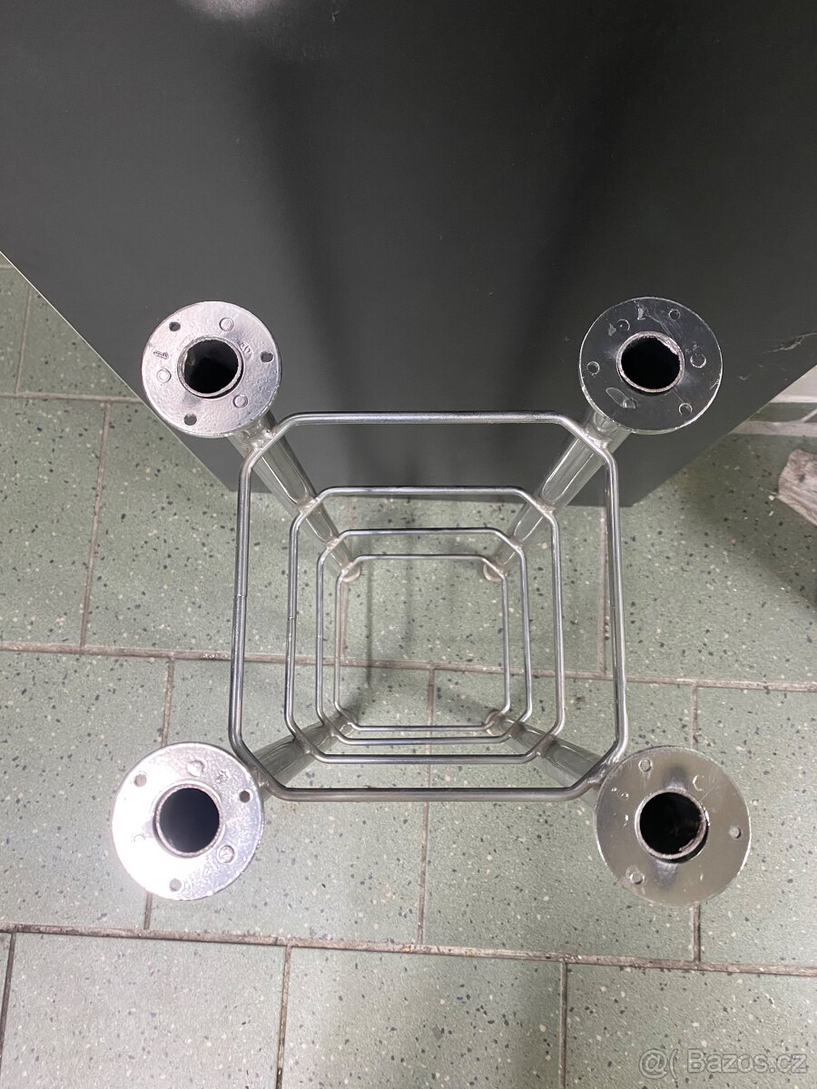 Podstavec pod vitriny - 2