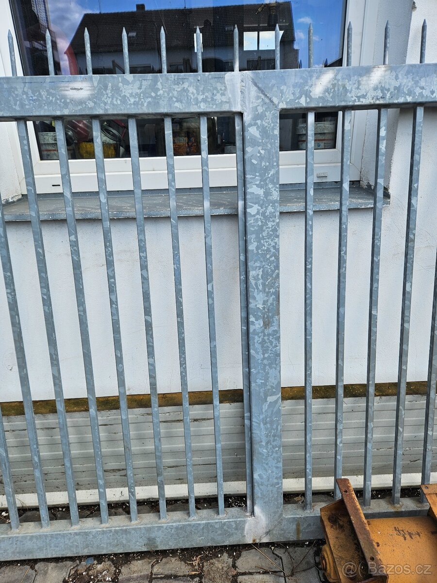 ŽÁROVĚ ZINKOVANÁ BRÁNA - 2